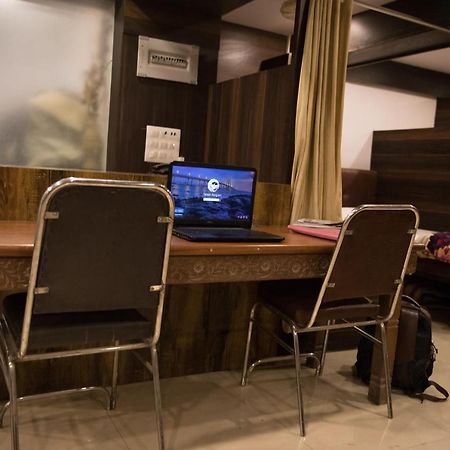 Hotel Alibaba Мумбай Екстериор снимка