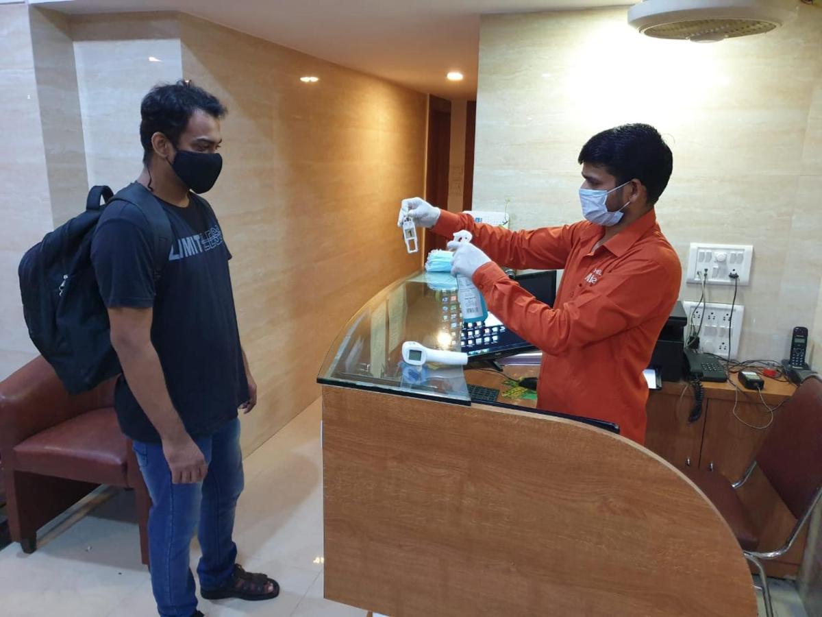 Hotel Alibaba Мумбай Екстериор снимка