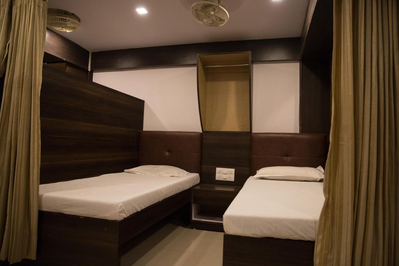 Hotel Alibaba Мумбай Екстериор снимка