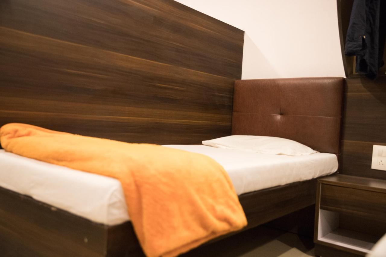 Hotel Alibaba Мумбай Екстериор снимка