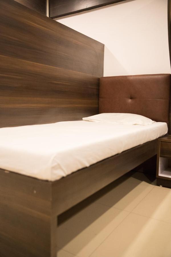 Hotel Alibaba Мумбай Екстериор снимка