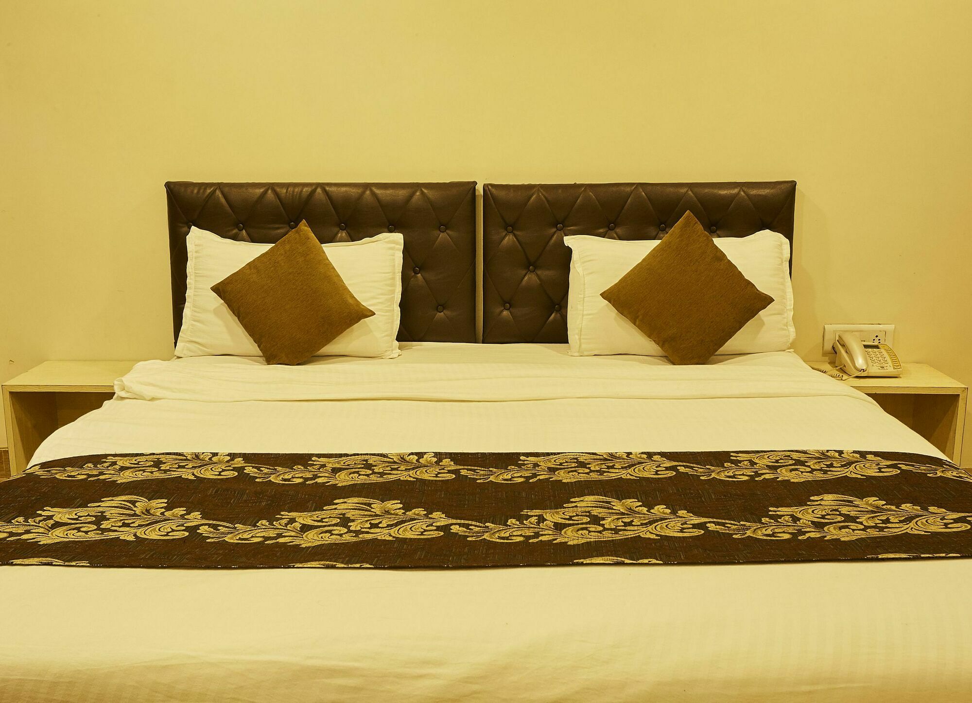 Hotel Alibaba Мумбай Екстериор снимка