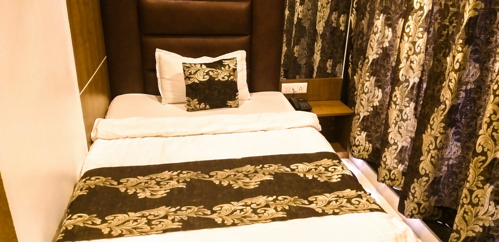 Hotel Alibaba Мумбай Екстериор снимка
